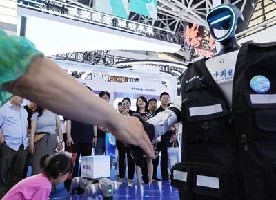 超吸睛！絲博會(huì)上智能機(jī)器人玩轉(zhuǎn)銷售新花樣